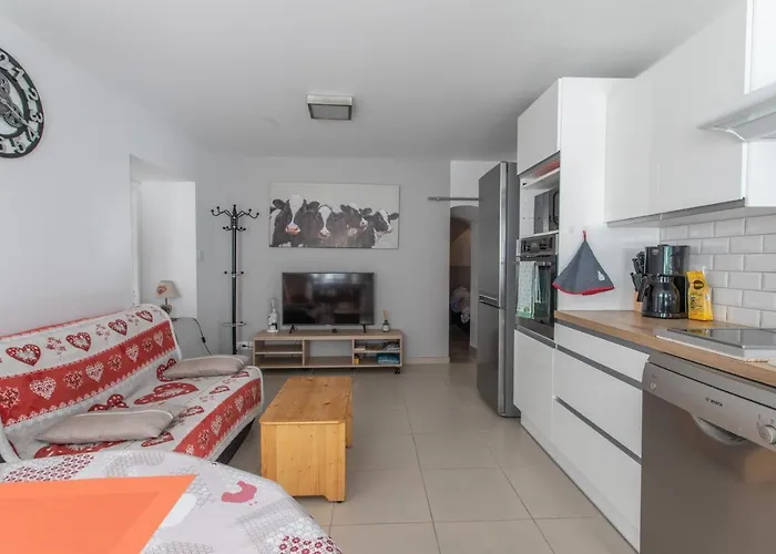 Rez-de-chaussée centre ville d\'Embrun 3 étoiles
